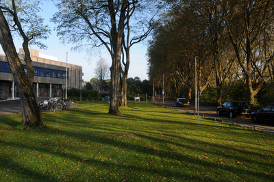 913061 Gezicht op de Alexander Numankade te Utrecht, met links het gebouw van Het Utrechts Archief (Alexander Numankade ...
